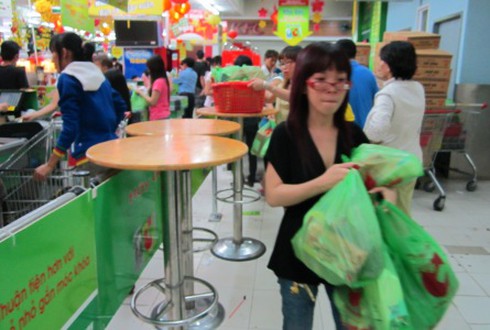 TP.HCM: Đông nghẹt người vào siêu thị sắm Tết