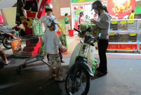 TP.HCM: Đông nghẹt người vào siêu thị sắm Tết