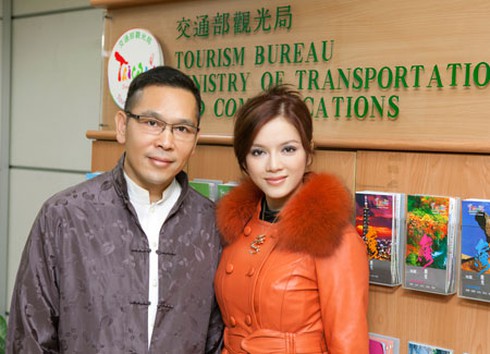 Lý Nhã Kỳ rạng rỡ bên ông vua ngọc Đài Loan