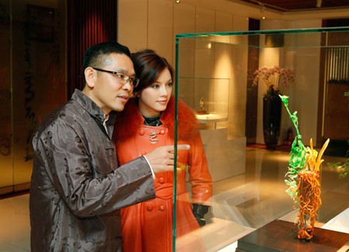 Lý Nhã Kỳ rạng rỡ bên ông vua ngọc Đài Loan