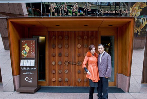 Lý Nhã Kỳ rạng rỡ bên ông vua ngọc Đài Loan