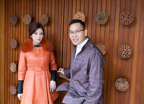 Lý Nhã Kỳ rạng rỡ bên ông vua ngọc Đài Loan