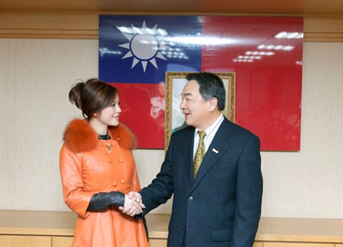 Lý Nhã Kỳ rạng rỡ bên ông vua ngọc Đài Loan