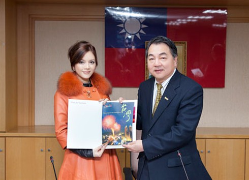 Lý Nhã Kỳ rạng rỡ bên ông vua ngọc Đài Loan