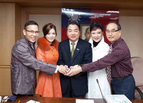 Lý Nhã Kỳ rạng rỡ bên ông vua ngọc Đài Loan