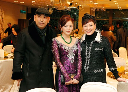 Lý Nhã Kỳ rạng rỡ bên ông vua ngọc Đài Loan