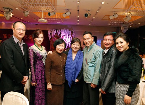 Lý Nhã Kỳ rạng rỡ bên ông vua ngọc Đài Loan