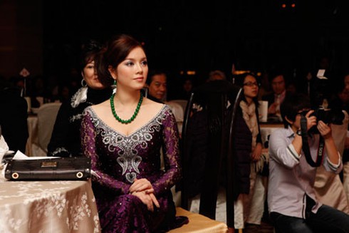 Lý Nhã Kỳ rạng rỡ bên ông vua ngọc Đài Loan