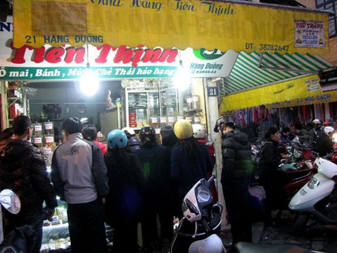 Chen chân mua ô mai Hàng Đường