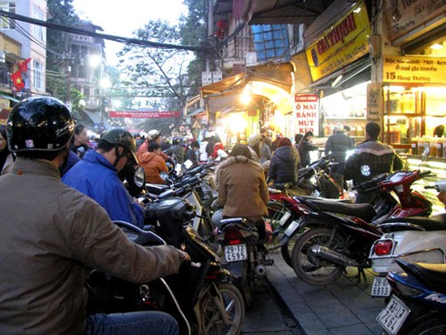 Chen chân mua ô mai Hàng Đường