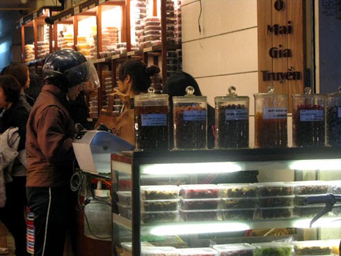 Chen chân mua ô mai Hàng Đường