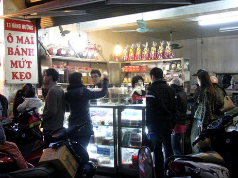 Chen chân mua ô mai Hàng Đường