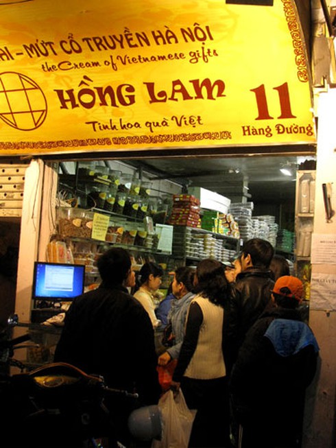 Chen chân mua ô mai Hàng Đường