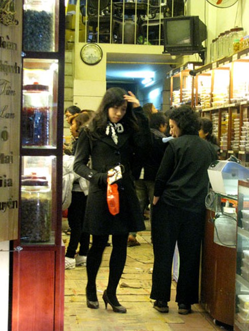 Chen chân mua ô mai Hàng Đường