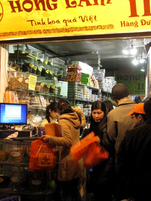 Chen chân mua ô mai Hàng Đường