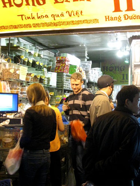 Chen chân mua ô mai Hàng Đường