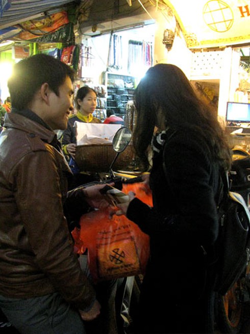 Chen chân mua ô mai Hàng Đường