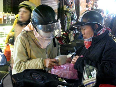 Chen chân mua ô mai Hàng Đường