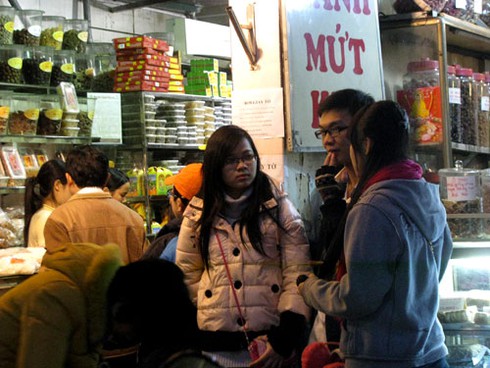 Chen chân mua ô mai Hàng Đường