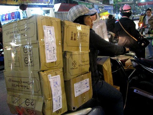 Chen chân mua ô mai Hàng Đường