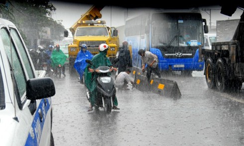 Tài xế đột quỵ, xe khách mất lái hất tung dải phân cách