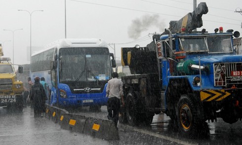 Tài xế đột quỵ, xe khách mất lái hất tung dải phân cách