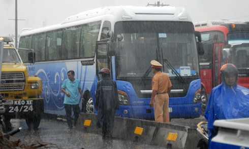 Tài xế đột quỵ, xe khách mất lái hất tung dải phân cách