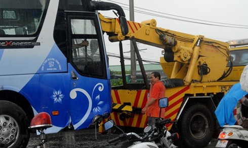 Tài xế đột quỵ, xe khách mất lái hất tung dải phân cách