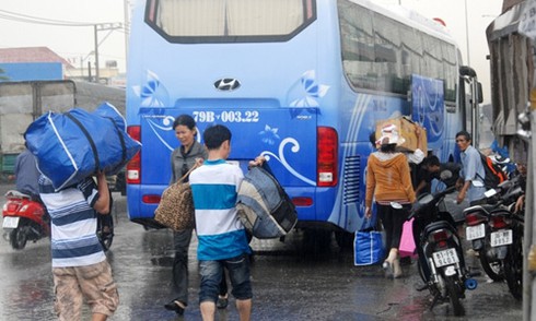 Tài xế đột quỵ, xe khách mất lái hất tung dải phân cách