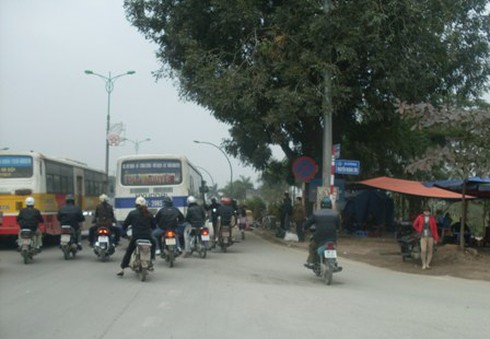 Xe dù lộng hành ngày cận Tết