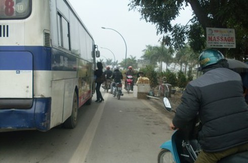 Xe dù lộng hành ngày cận Tết