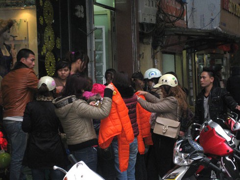 Phố cổ nhộn nhịp người mua sắm Tết