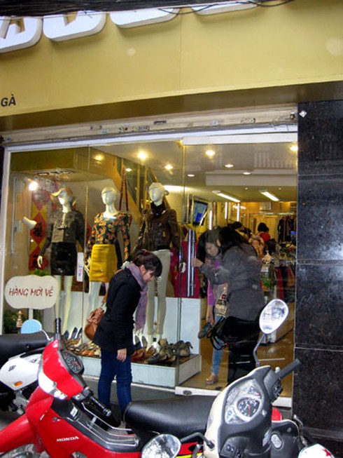 Phố cổ nhộn nhịp người mua sắm Tết