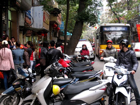 Phố cổ nhộn nhịp người mua sắm Tết