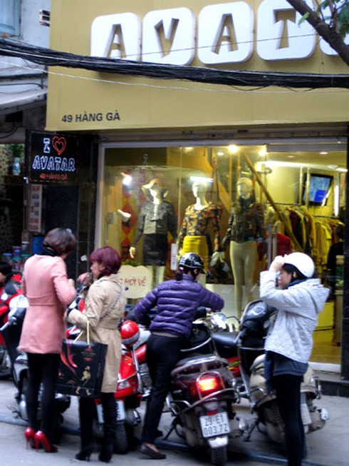 Phố cổ nhộn nhịp người mua sắm Tết