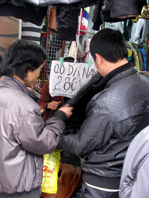 Phố cổ nhộn nhịp người mua sắm Tết