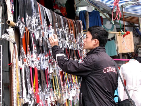 Phố cổ nhộn nhịp người mua sắm Tết