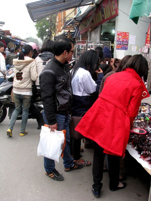 Phố cổ nhộn nhịp người mua sắm Tết