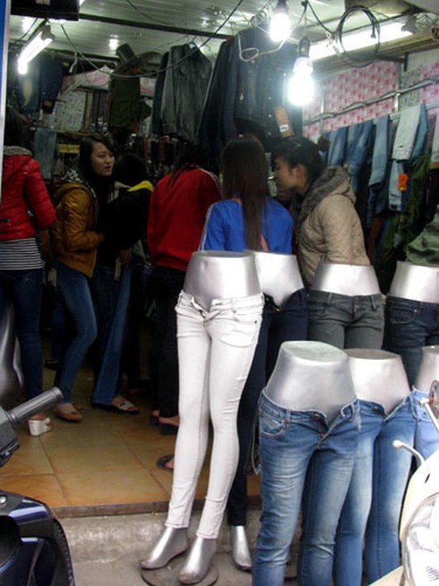 Phố cổ nhộn nhịp người mua sắm Tết