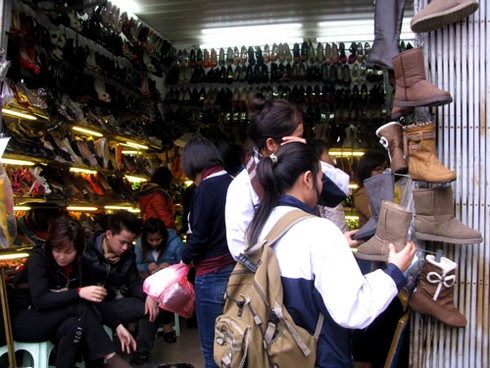 Phố cổ nhộn nhịp người mua sắm Tết