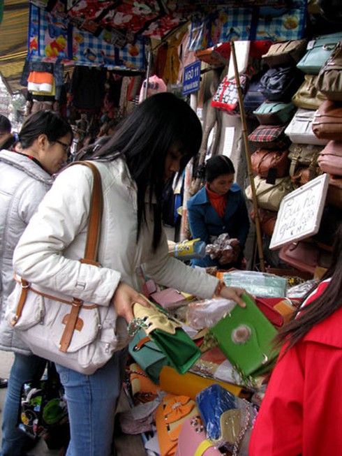 Phố cổ nhộn nhịp người mua sắm Tết