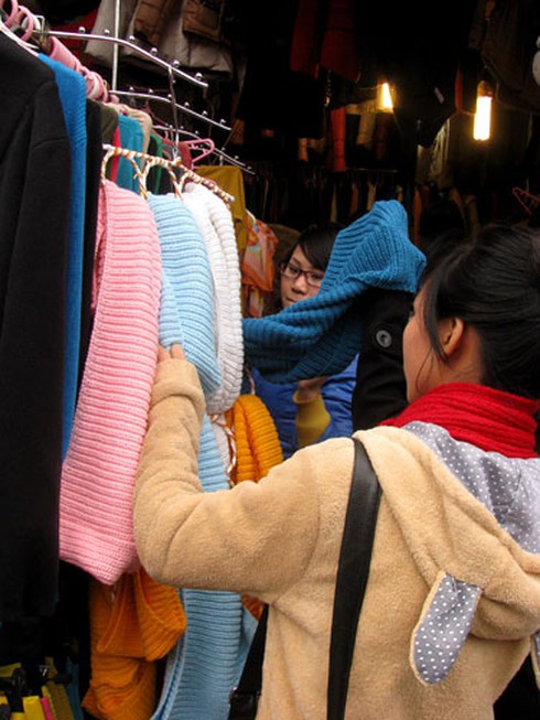 Phố cổ nhộn nhịp người mua sắm Tết