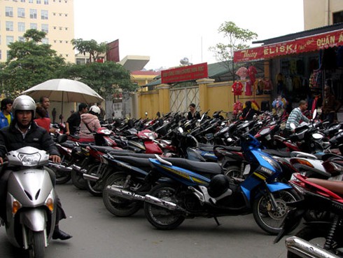 Phố cổ nhộn nhịp người mua sắm Tết