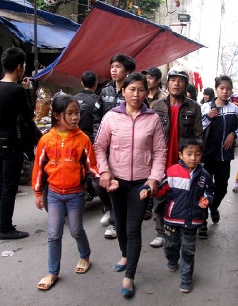 Phố cổ nhộn nhịp người mua sắm Tết