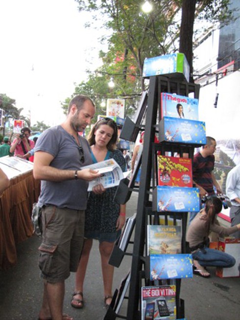 TP.HCM: Đường hoa, đường sách hướng về biển đảo