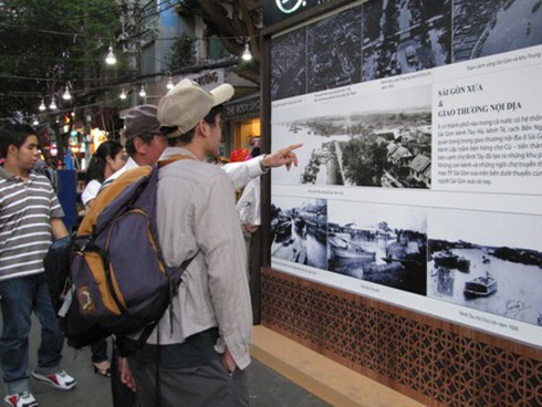 TP.HCM: Đường hoa, đường sách hướng về biển đảo