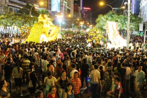 Đường hoa Nguyễn Huệ khoe sắc trong đêm