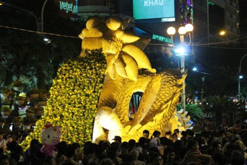 Đường hoa Nguyễn Huệ khoe sắc trong đêm