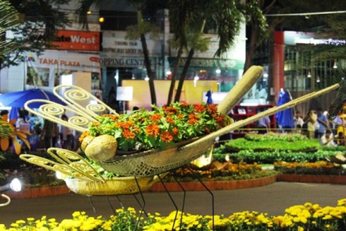 Đường hoa Nguyễn Huệ khoe sắc trong đêm