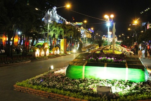 Đường hoa Nguyễn Huệ khoe sắc trong đêm